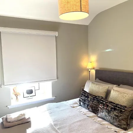 4 Bed House Sleeps 7 - Parking Garden Wifi * קיל איירן