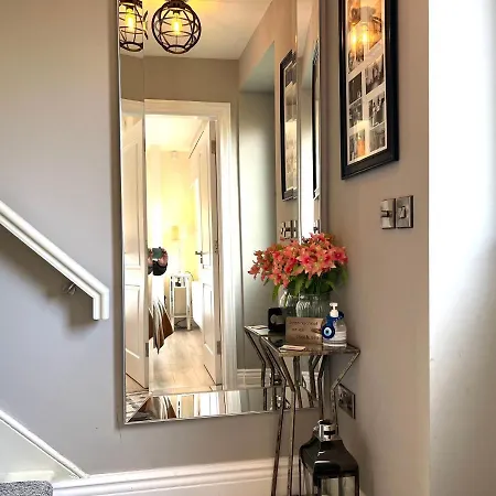 4 Bed House Sleeps 7 - Parking Garden Wifi קיל איירן