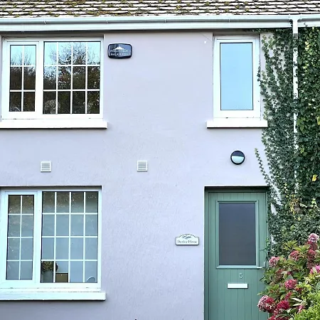 4 Bed House Sleeps 7 - Parking Garden Wifi