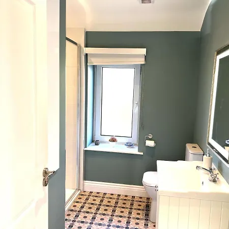4 Bed House Sleeps 7 - Parking Garden Wifi * 킬라니