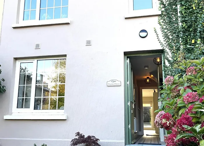 4 Bed House Sleeps 7 - Parking Garden Wifi *