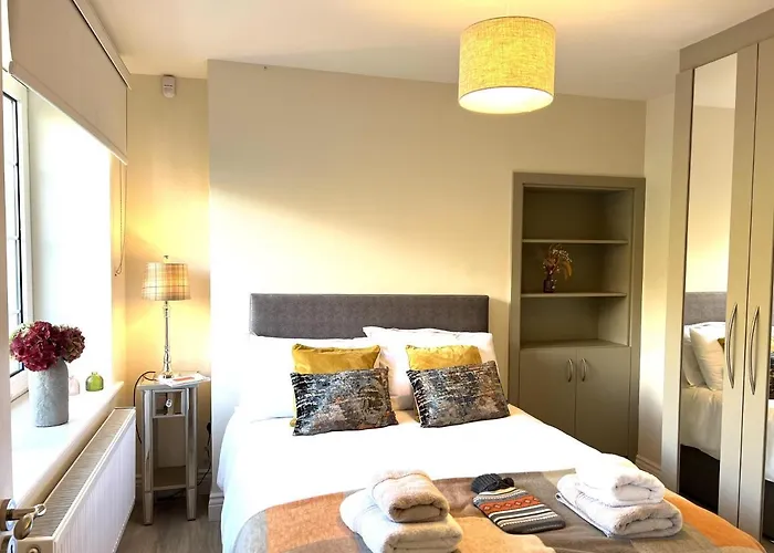 4 Bed House Sleeps 7 - Parking Garden Wifi 度假居 *