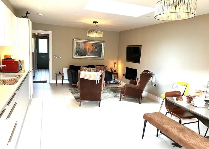 Holiday home 4 Bed House Sleeps 7 - Parking Garden Wifi *