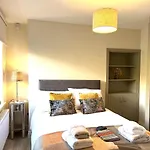4 Bed House Sleeps 7 - Parking Garden Wifi 度假居 *