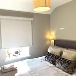 4 Bed House Sleeps 7 - Parking Garden Wifi * 基拉尼