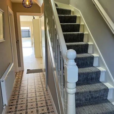 4 Bed House Sleeps 7 - Parking Garden Wifi 킬라니