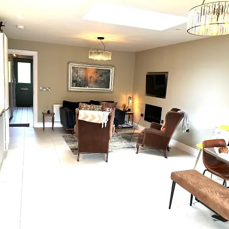 펜션 4 Bed House Sleeps 7 - Parking Garden Wifi *