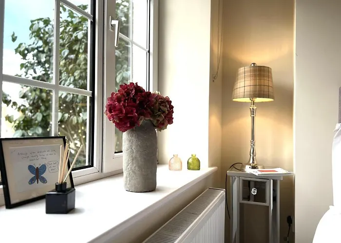 Semesterbostad 4 Bed House Sleeps 7 - Parking Garden Wifi *