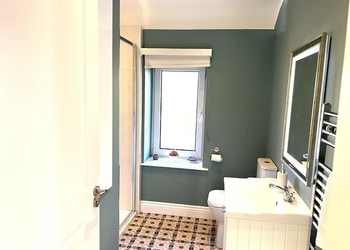 4 Bed House Sleeps 7 - Parking Garden Wifi * Cill Airne